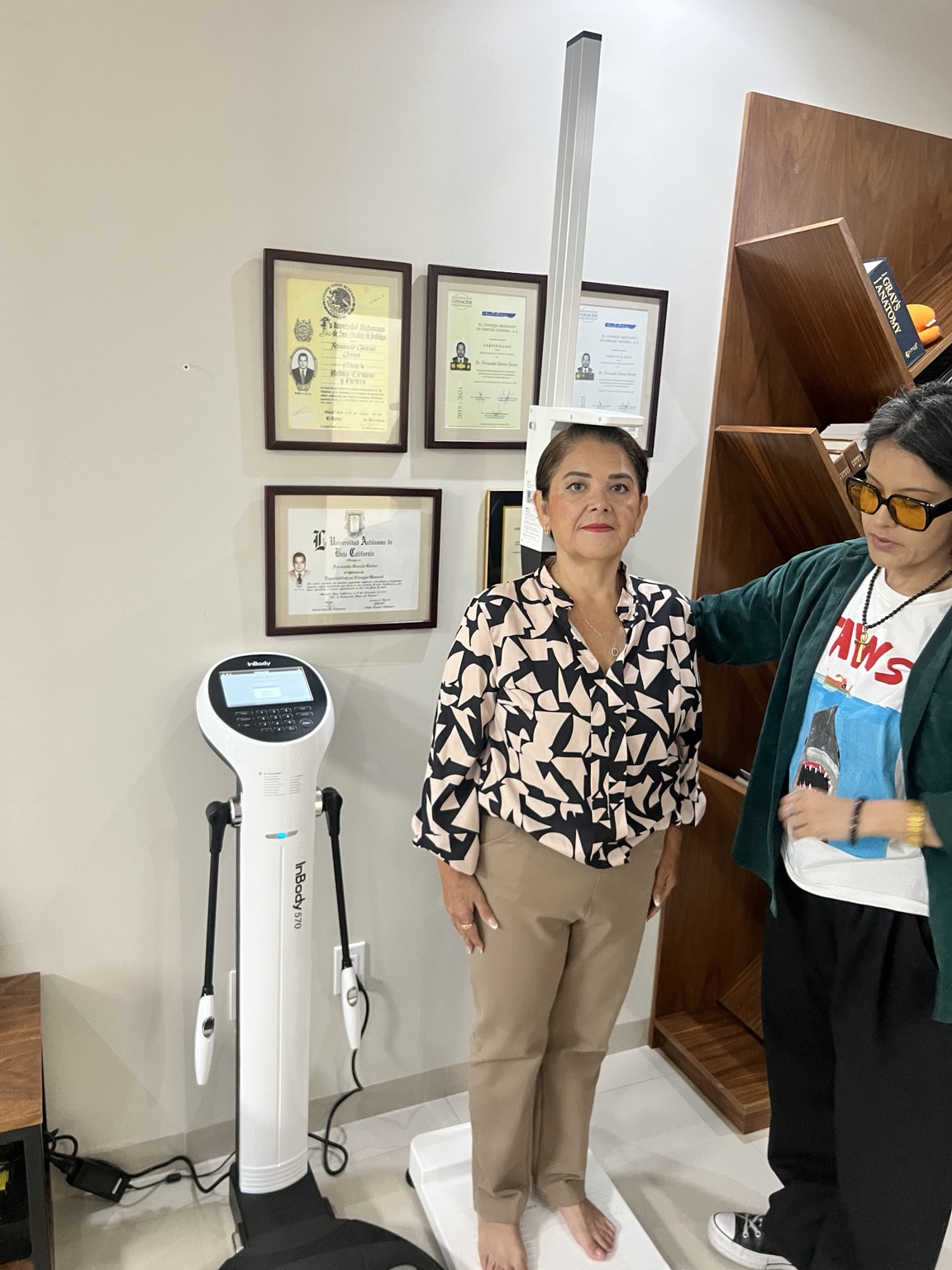Medición de estatura en el consultorio junto al equipo InBody de composición corporal