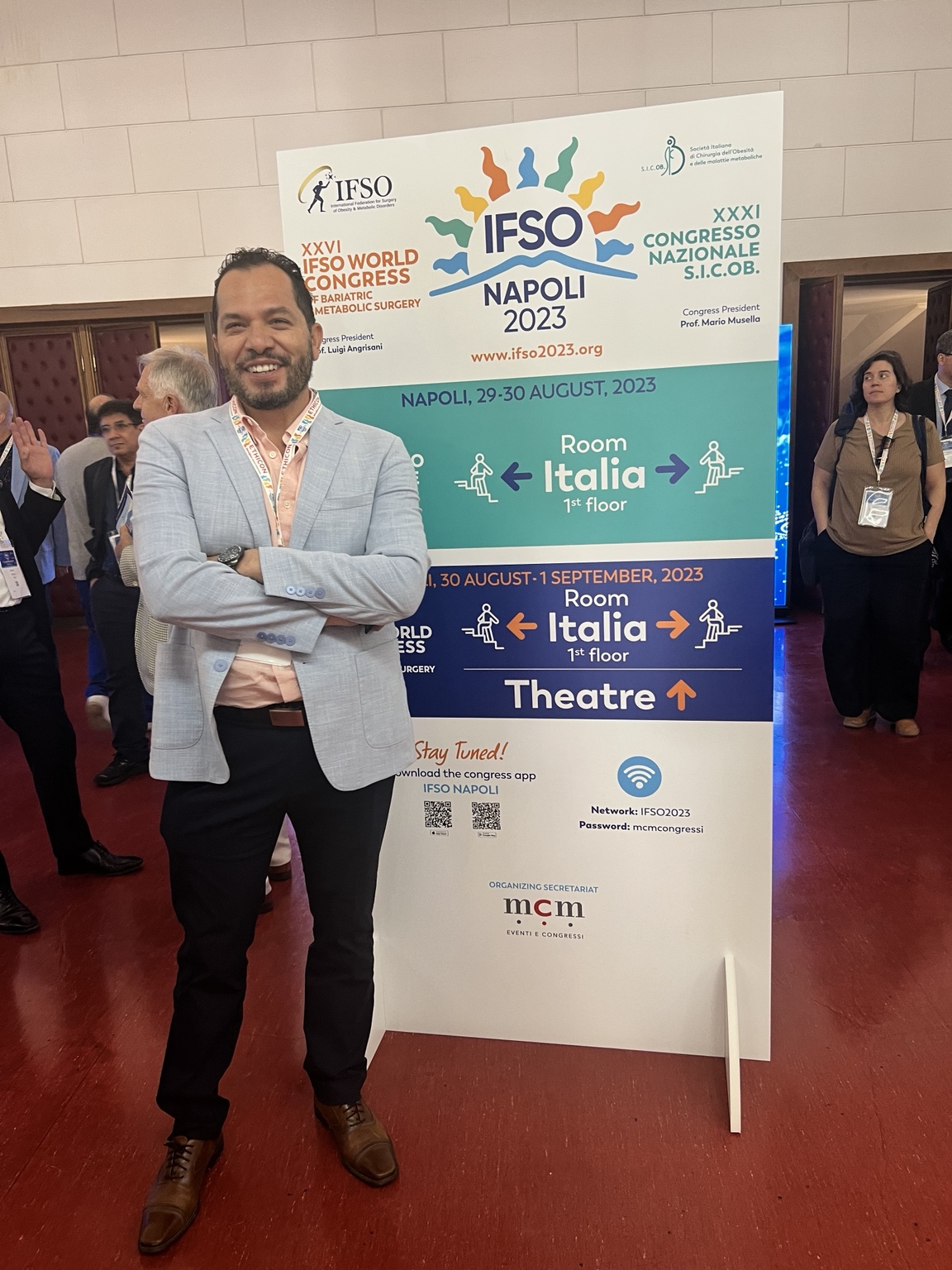 Dr. Fernando García Govea frente al cartel del Congreso Mundial IFSO en Nápoles, 2023