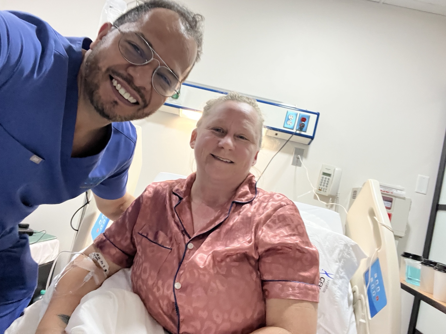 Dr. Fernando García Govea con una paciente