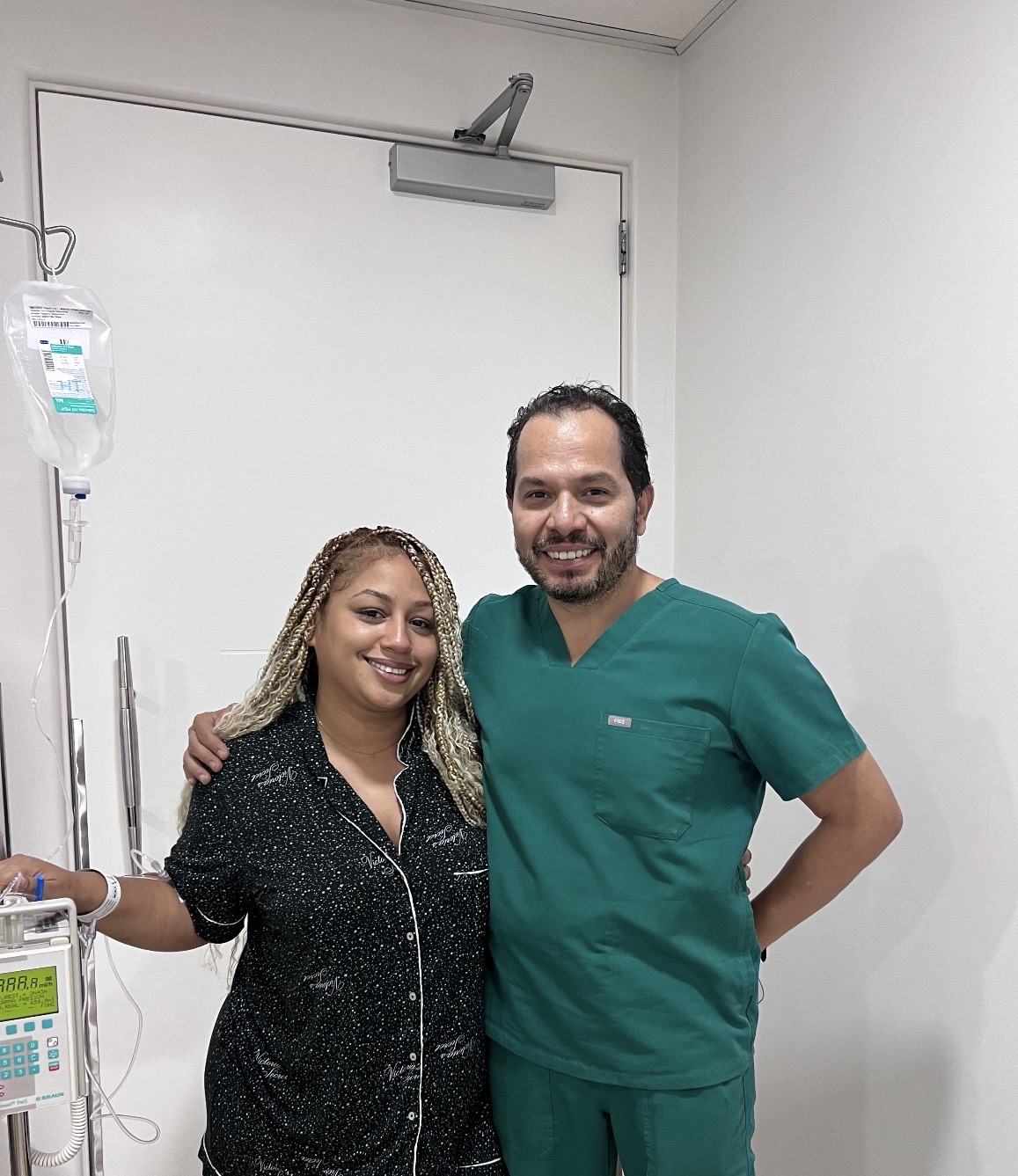 Dr. Fernando García Govea con una paciente