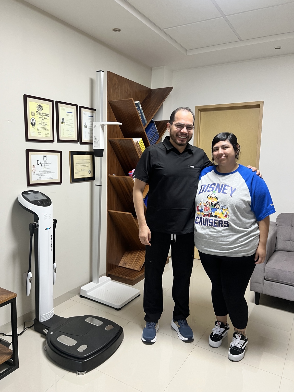 Dr. Fernando García Govea con una paciente