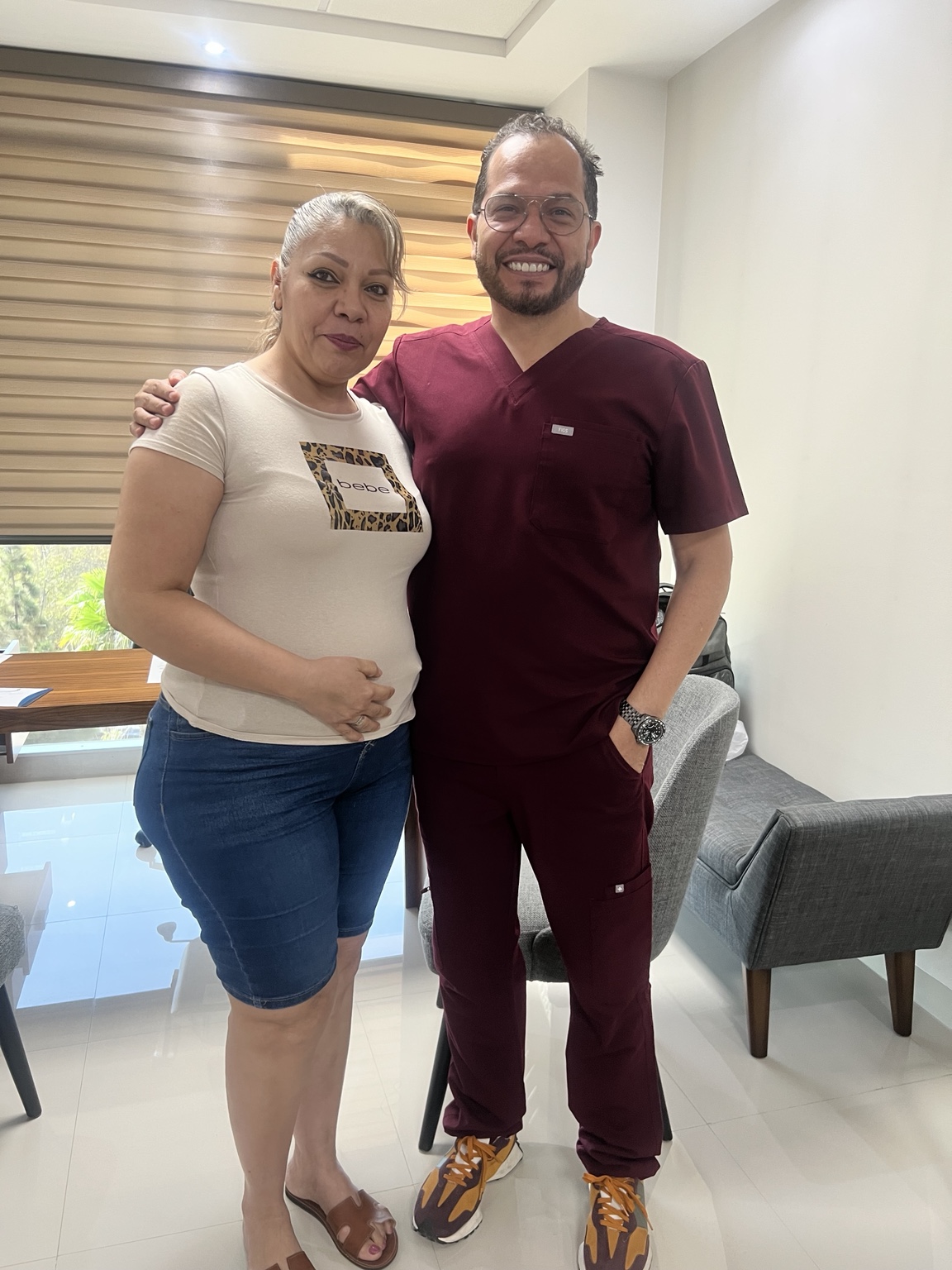 Dr. Fernando García Govea con una paciente