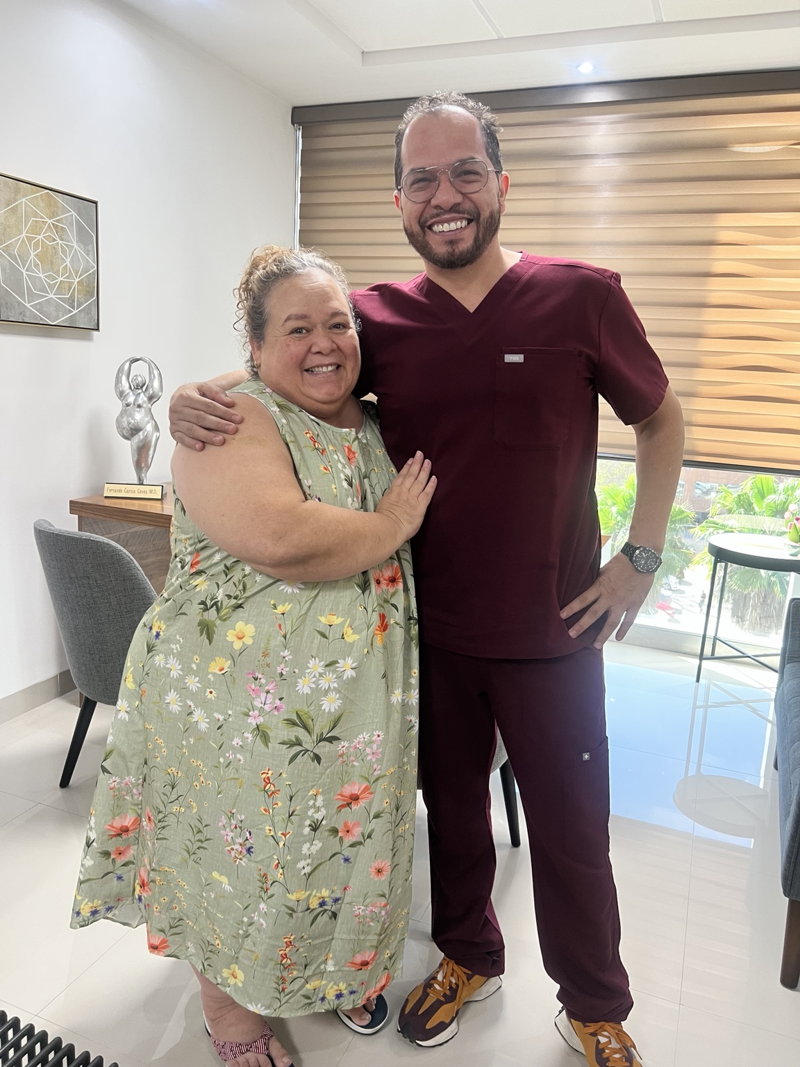 Dr. Fernando García Govea con una paciente
