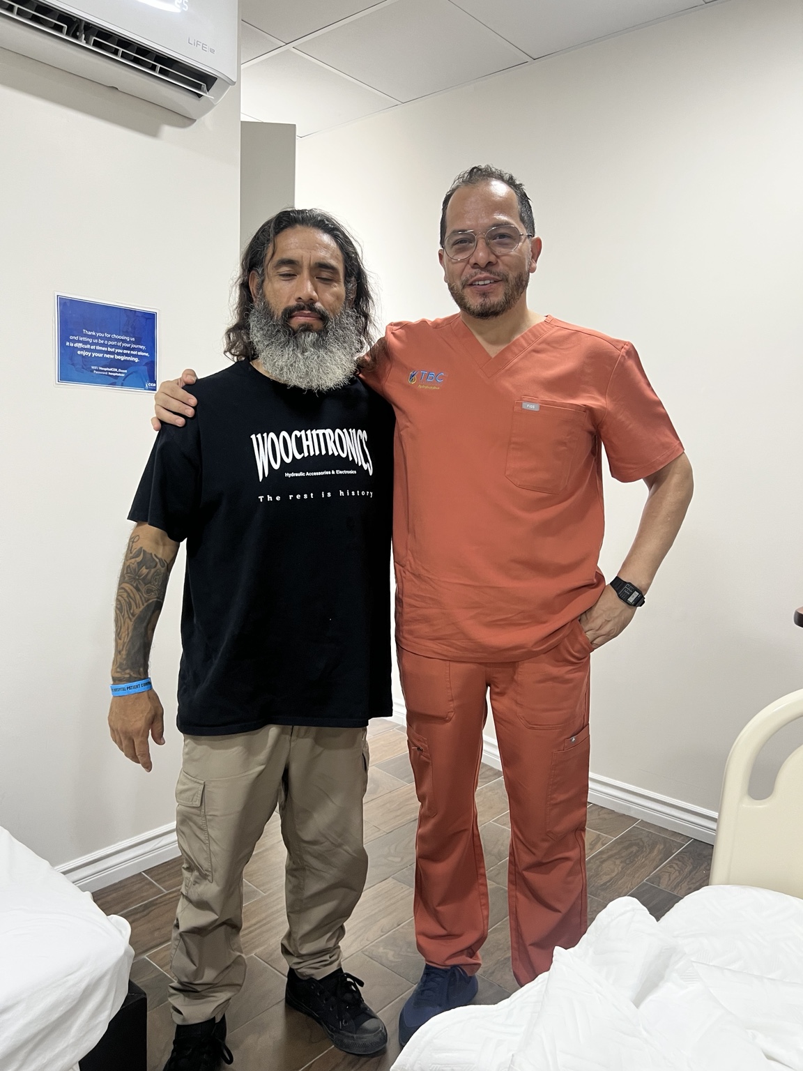 Dr. Fernando García Govea con un paciente