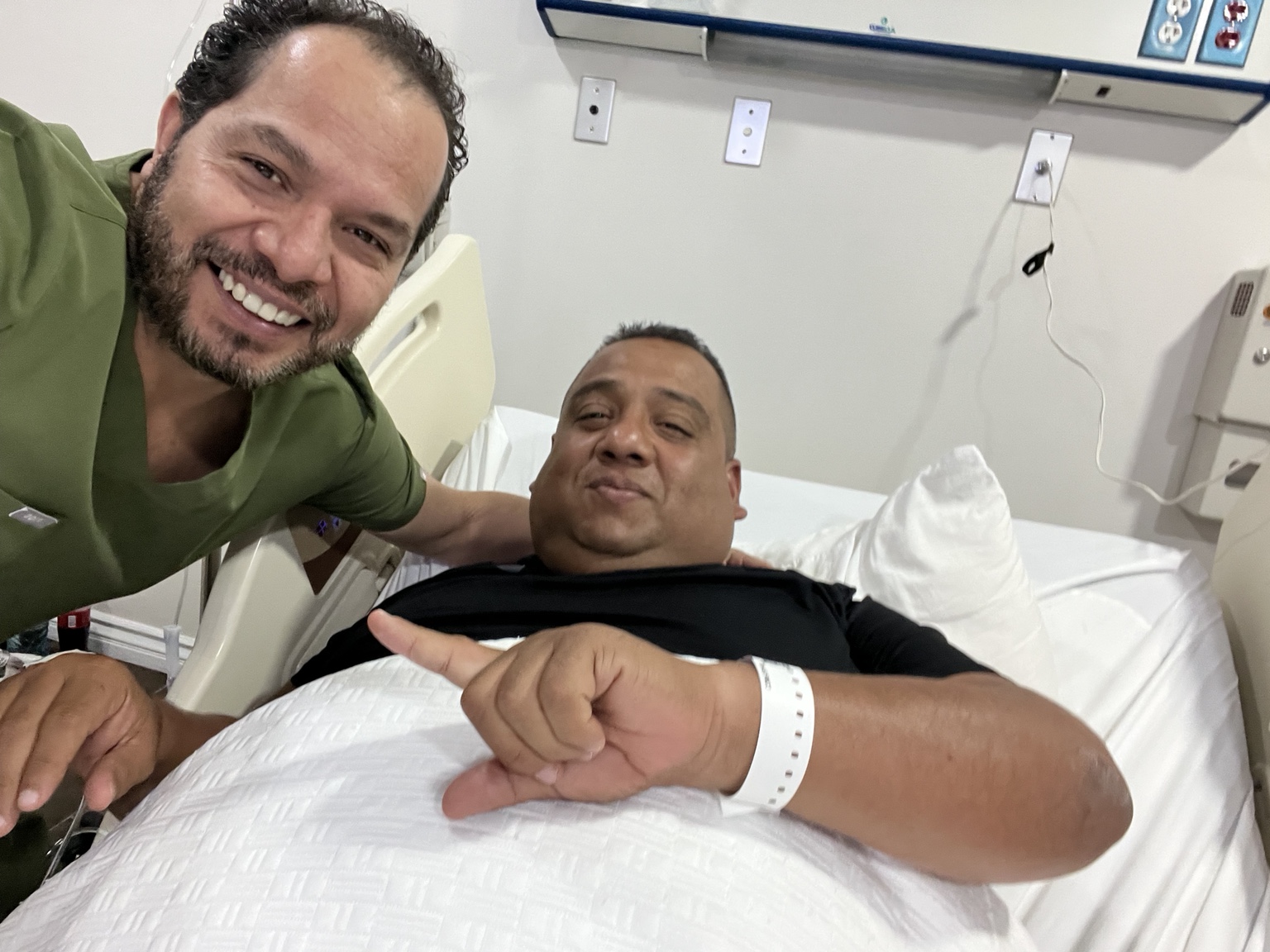 Dr. Fernando García Govea con un paciente
