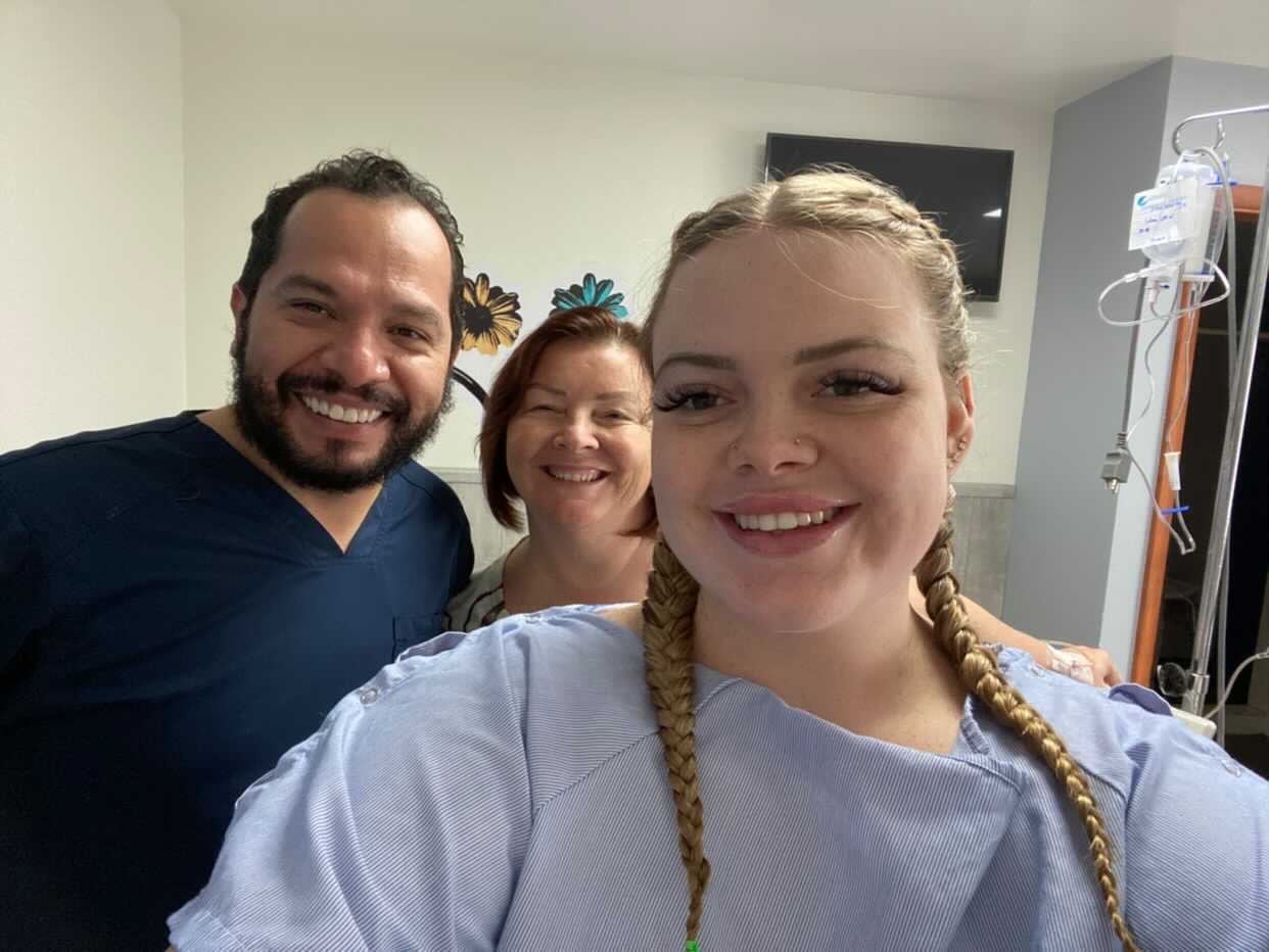 Dr. Fernando García Govea con pacientes