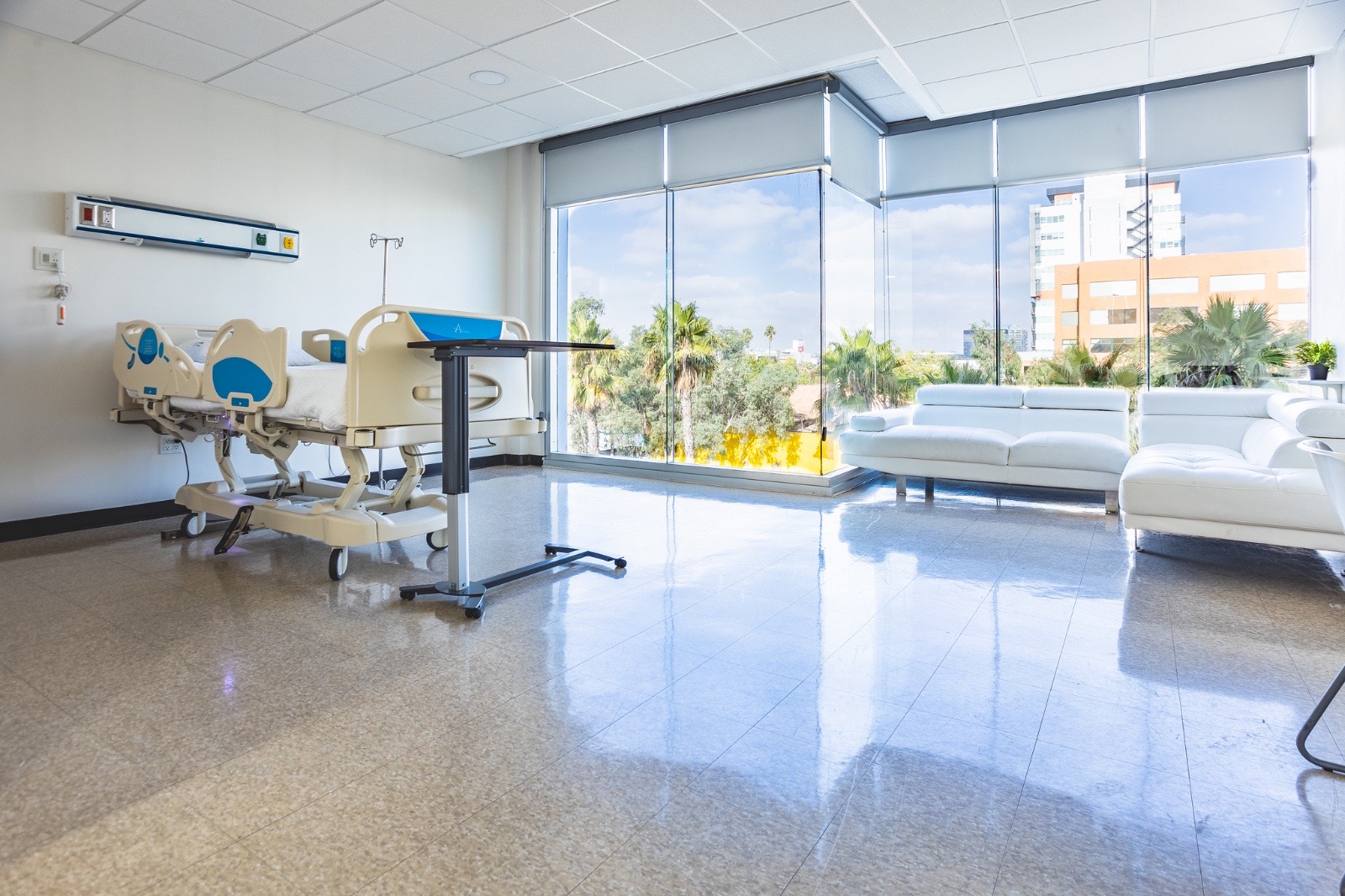 Habitación del Hospital CER con cama y área de descanso