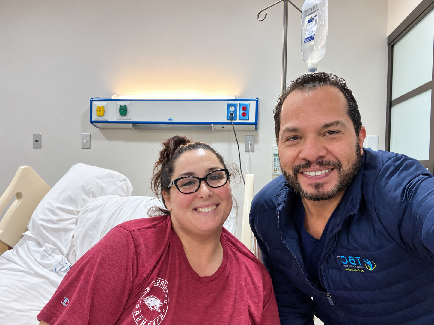 Dr. Fernando García Govea con paciente en el hospital