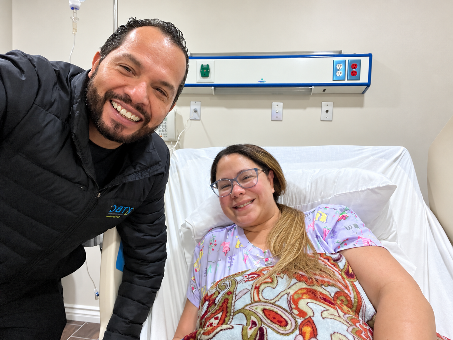 Dr. Fernando García Govea con paciente en el hospital