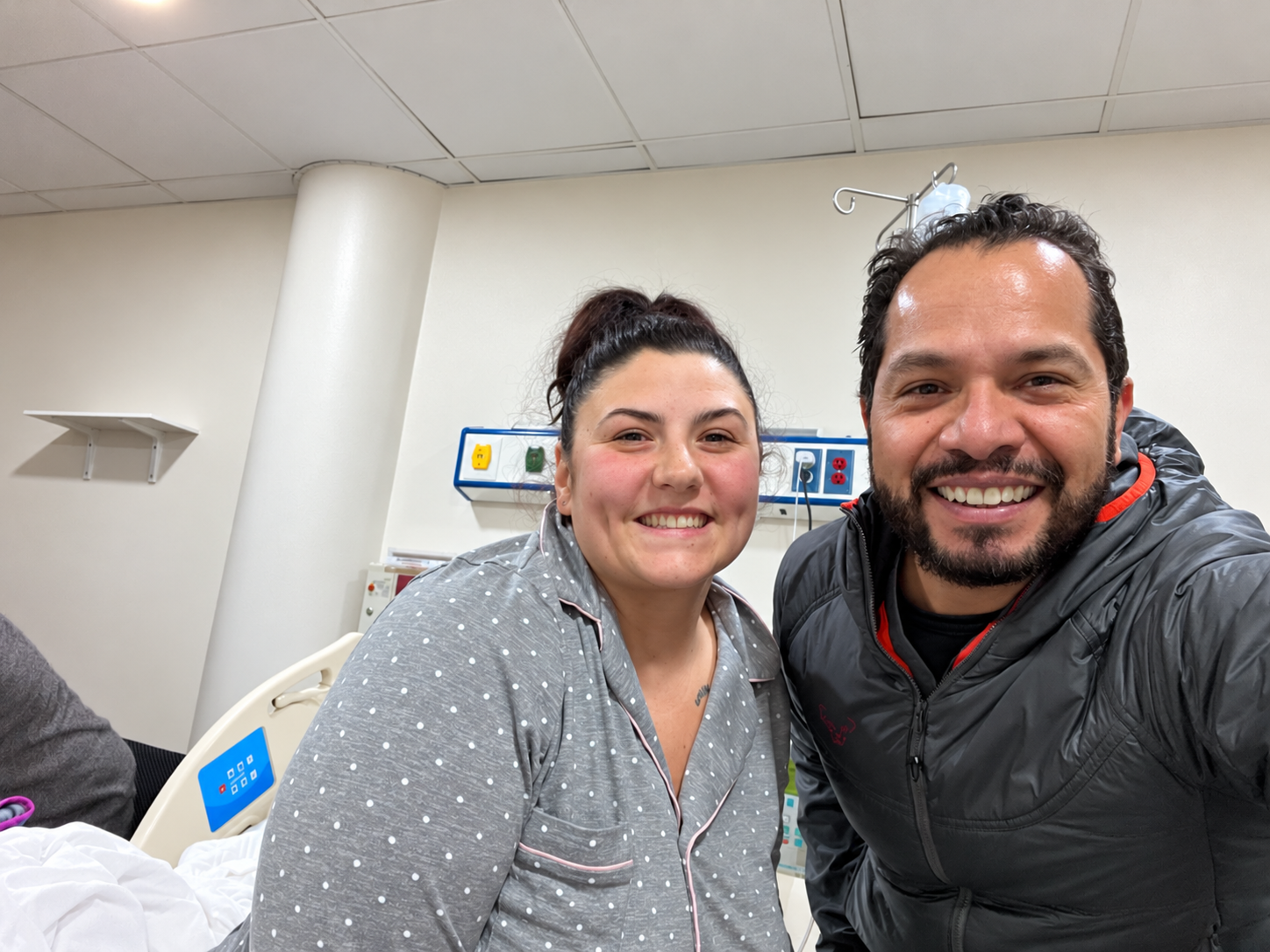Dr. Fernando García Govea con paciente en el hospital