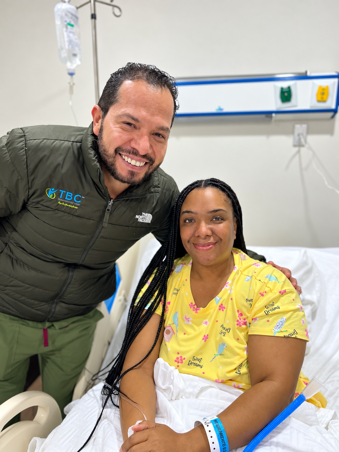 Dr. Fernando García Govea con paciente en el hospital