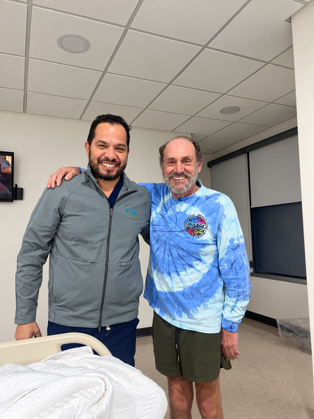 Dr. Fernando García Govea con paciente en el hospital