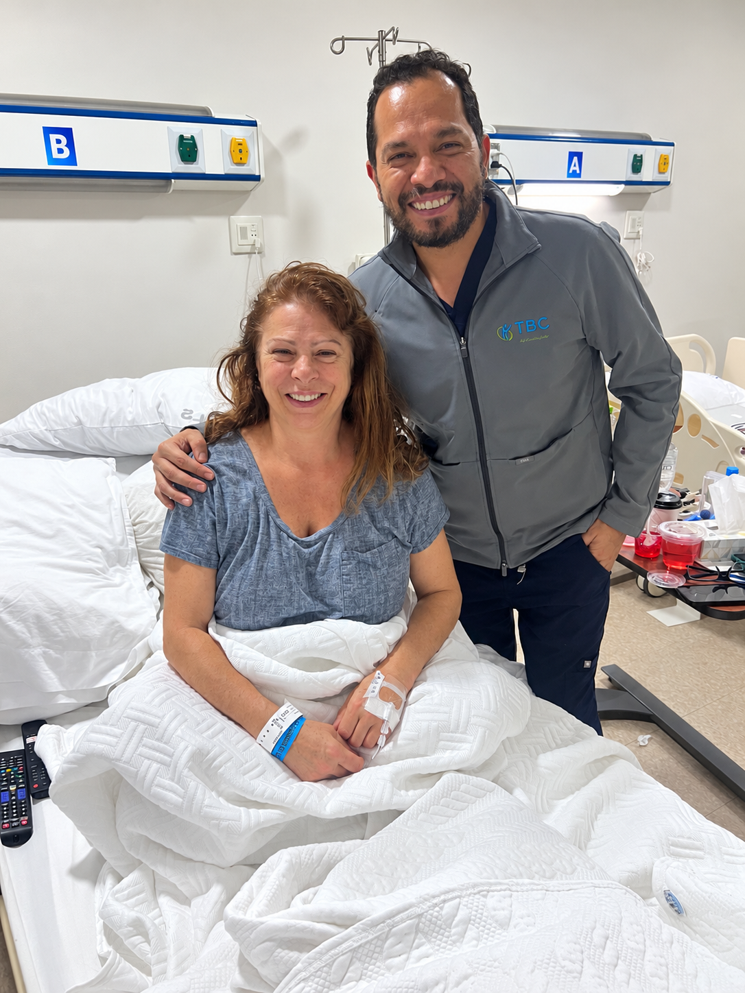 Dr. Fernando García Govea con paciente en el hospital