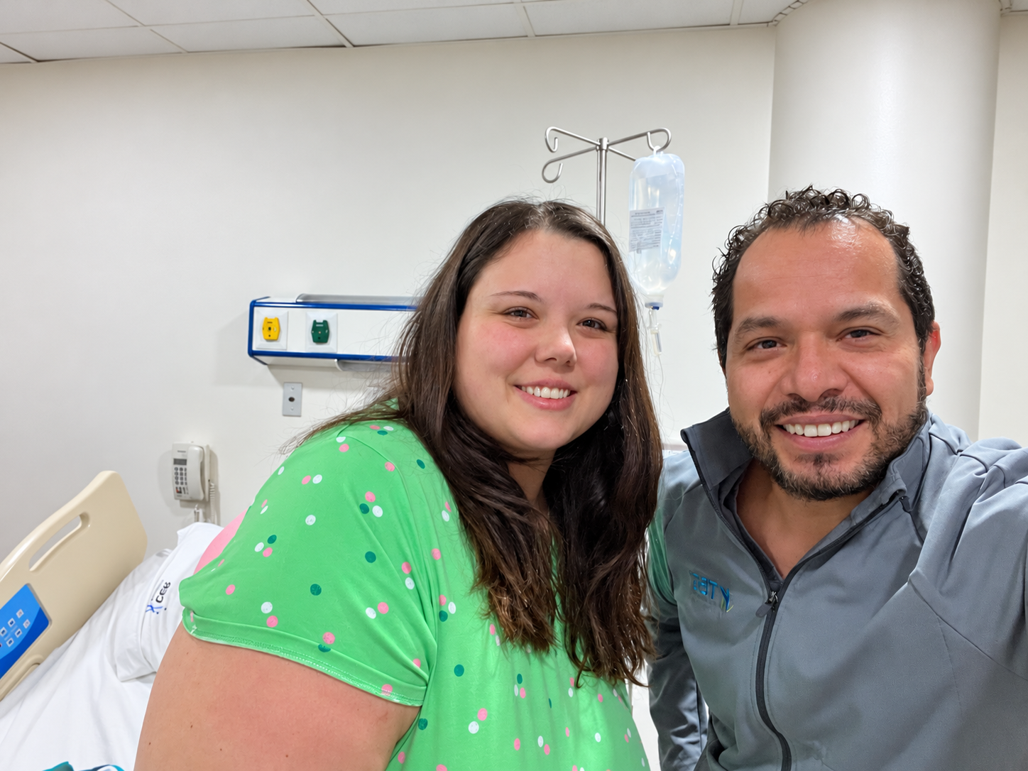 Dr. Fernando García Govea con paciente en el hospital