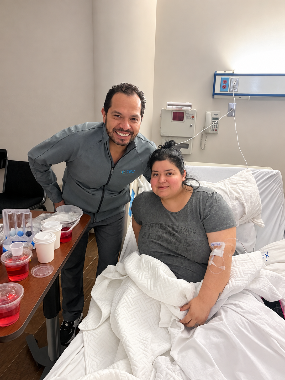 Dr. Fernando García Govea con paciente en el hospital