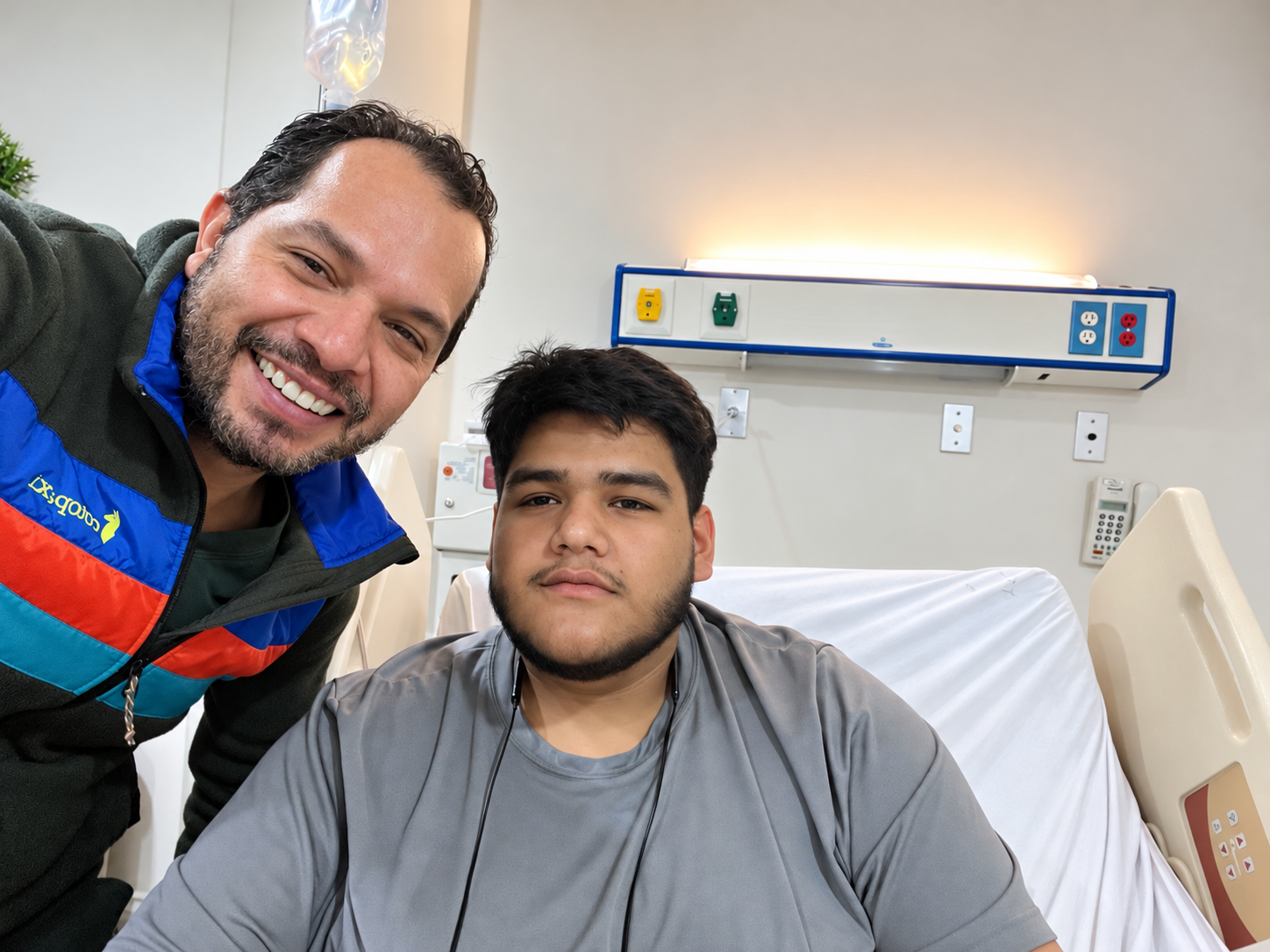 Dr. Fernando García Govea con paciente en el hospital