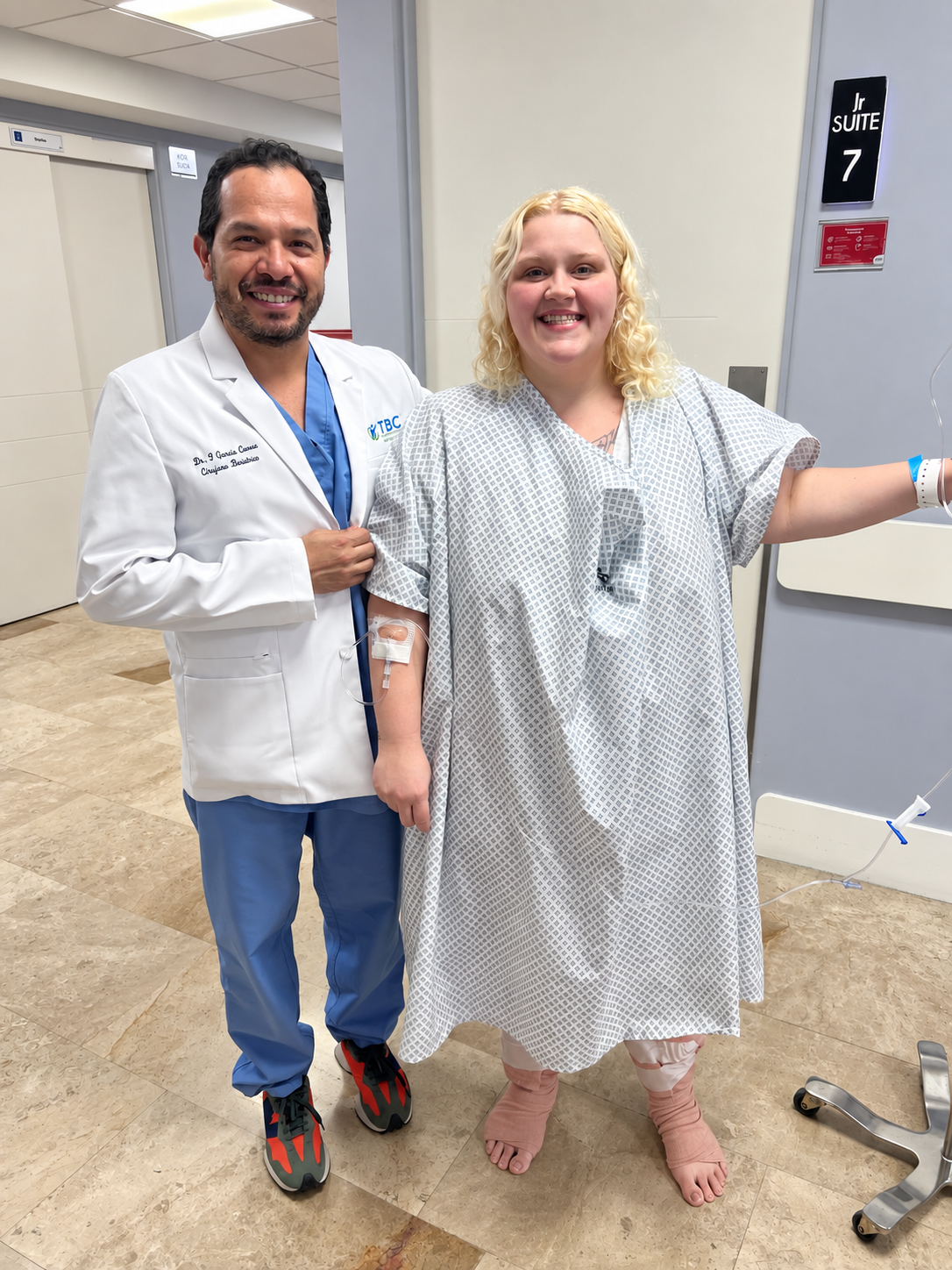 Dr. Fernando García Govea con paciente en el hospital