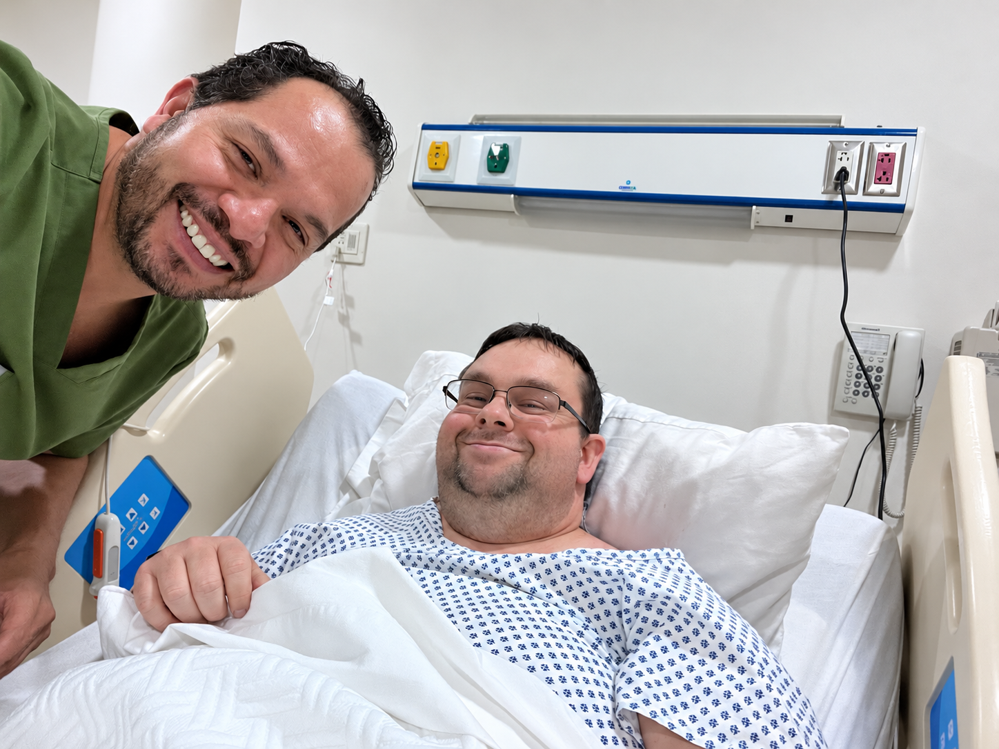 Dr. Fernando García Govea con paciente en el hospital