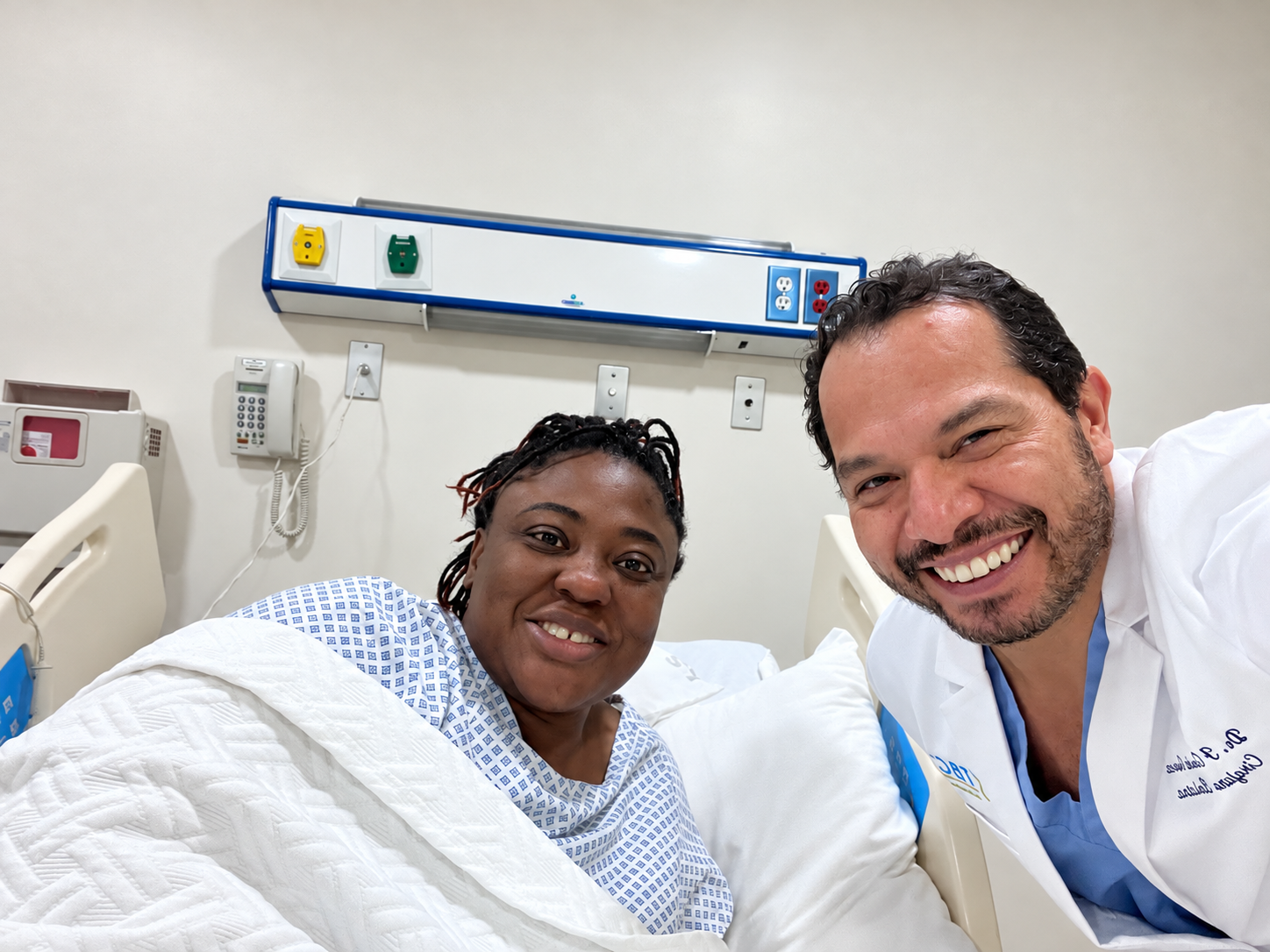 Dr. Fernando García Govea con paciente en el hospital