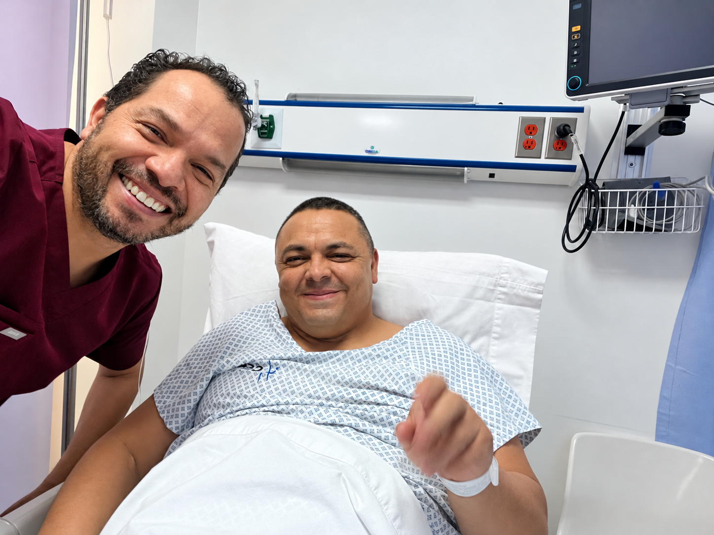 Dr. Fernando García Govea con paciente en el hospital