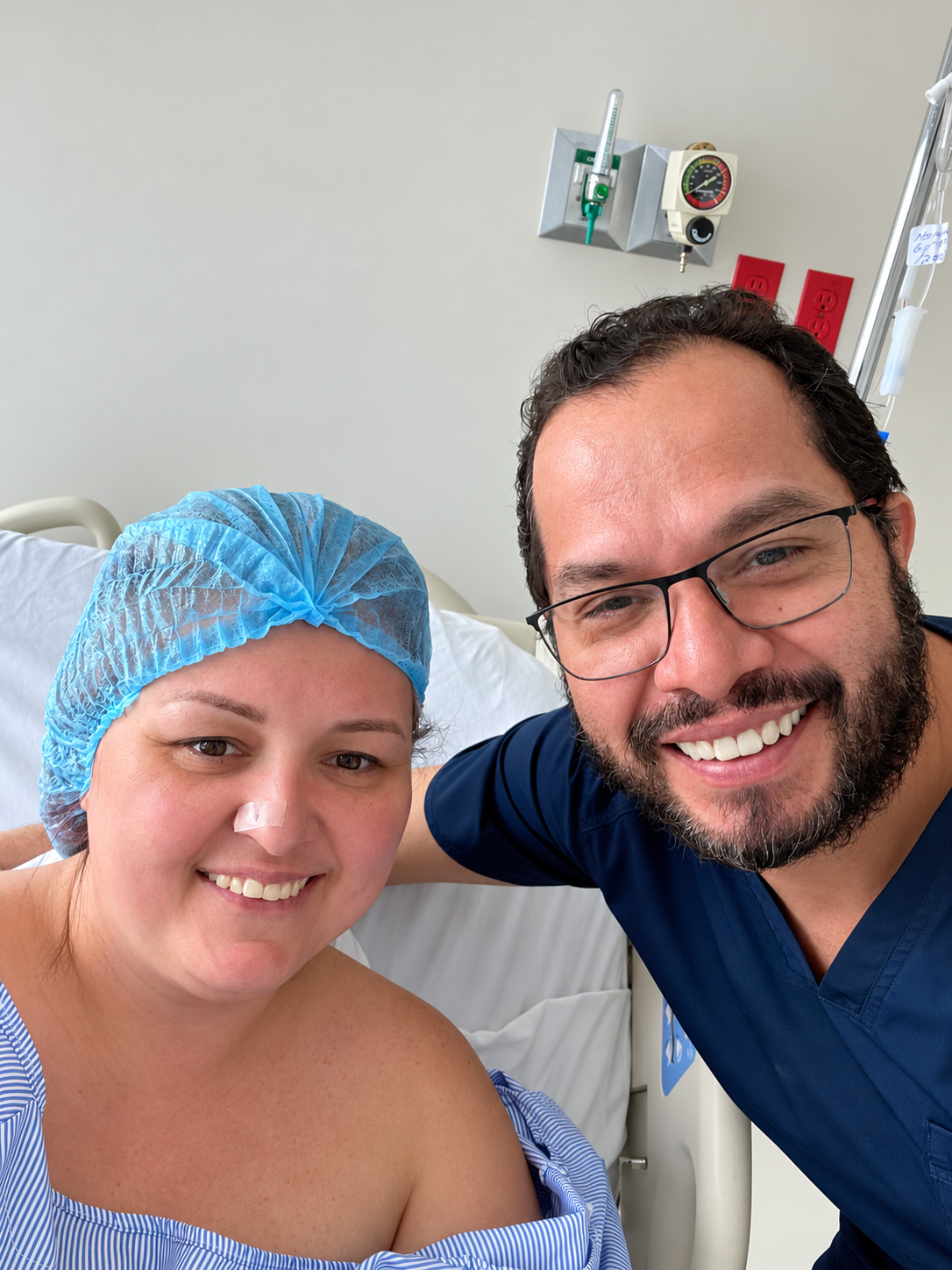 Dr. Fernando García Govea con una paciente en el hospital